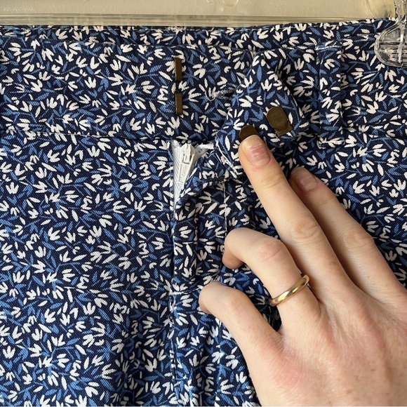 🏷️ 2/$20 Old Navy Blue Micro Floral Pixie Ankle Pants - Picture 4 of 10